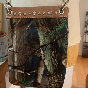 B & G small crossbody bag with removable chain + photo real image on front side